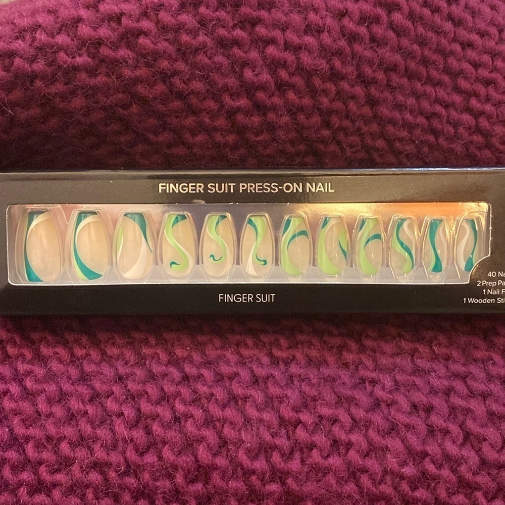 NIB Finger Suit Press on Nails Greenery Coffin